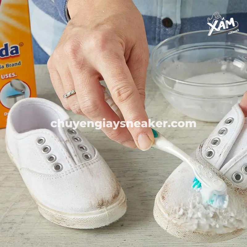 Cách vệ sinh giày sneaker bằng giấm và baking soda 