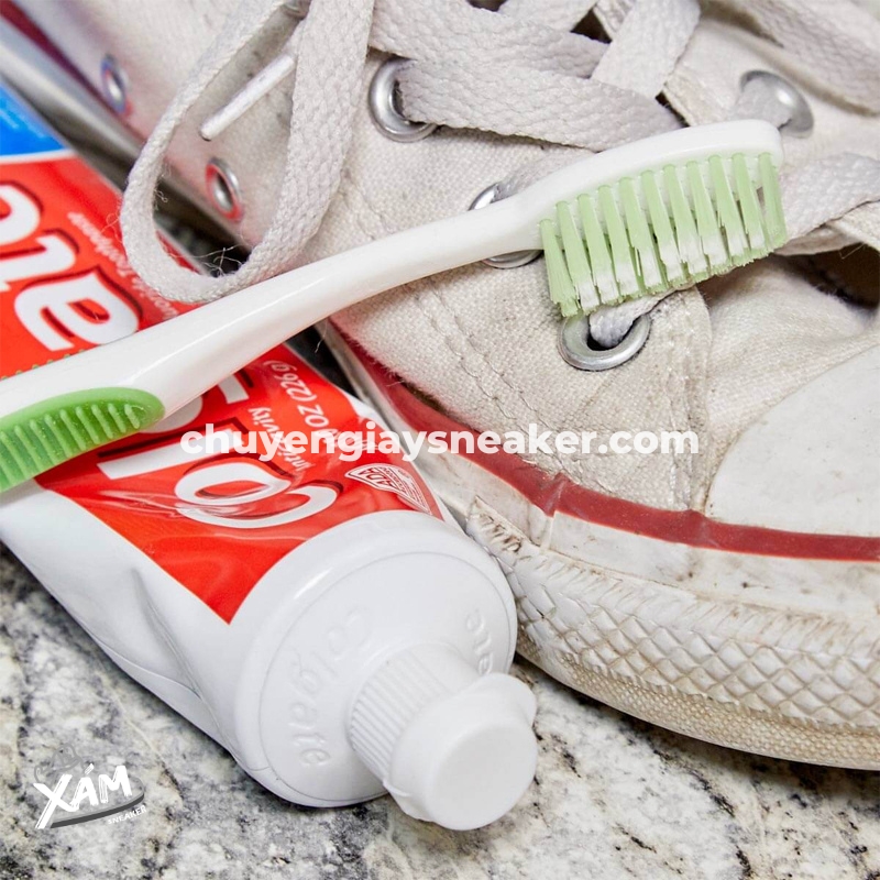 Cách vệ sinh giày sneaker bằng kem đánh răng 