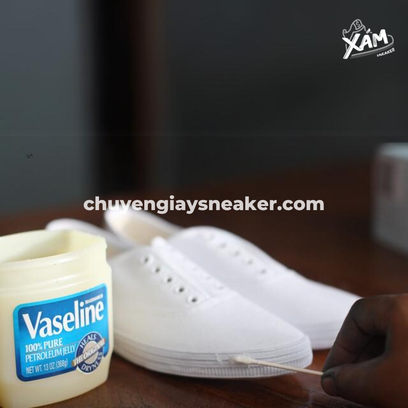 Cách vệ sinh giày sneaker bằng vaseline 