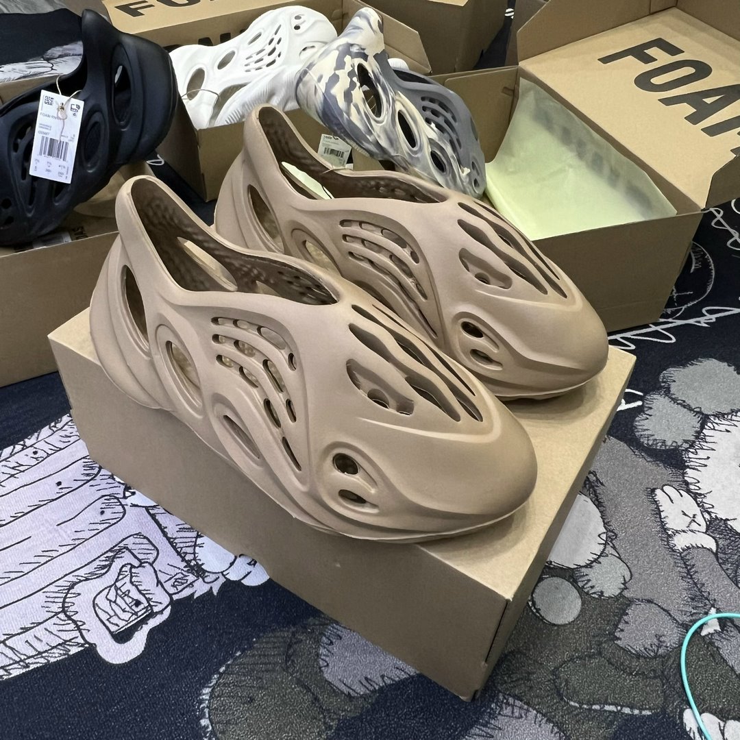 Yeezy Foam RNR Clay Taupe Rep 1:1