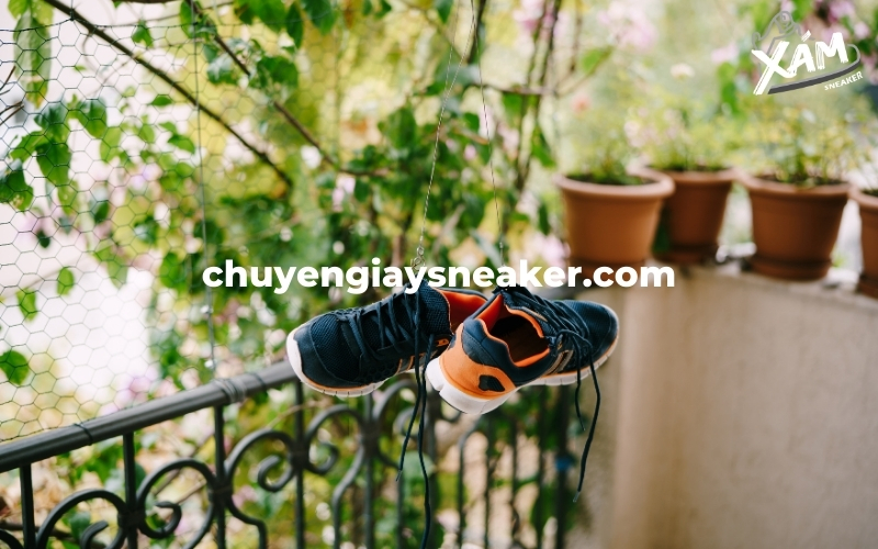 Khắc phục giày sneaker bị rộng bằng việc phơi nắng