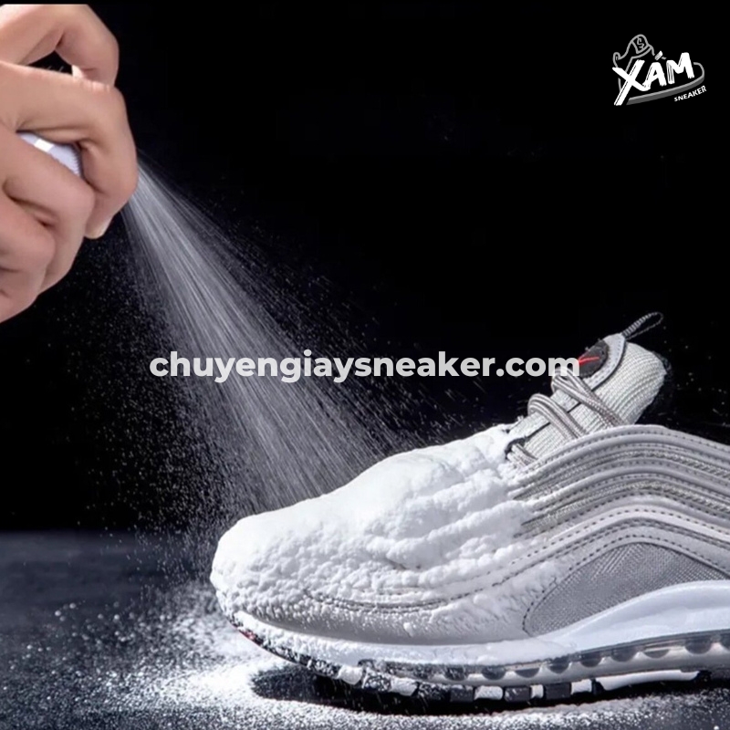 Sử dụng dung dịch vệ sinh sneaker chuyên dụng